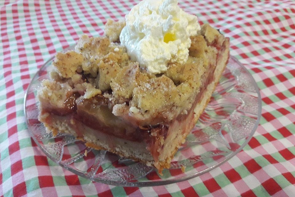 Streusel-Pflaumenkuchen mit gebratenen Zwetschgen