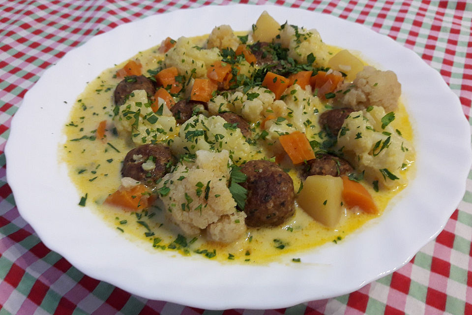 Blumenkohl-Käsesuppe mit Hackfleischbällchen