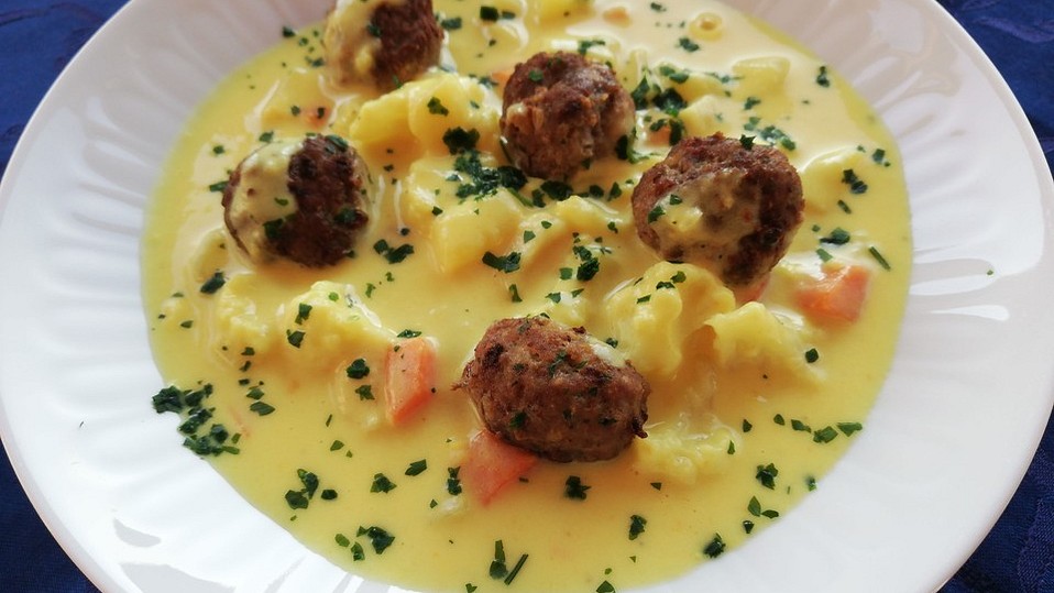 Blumenkohl-Käsesuppe mit Hackfleischbällchen von eisbobby