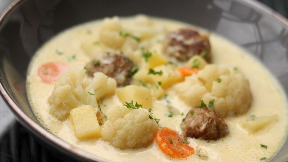 Blumenkohl-Käsesuppe mit Hackfleischbällchen von eisbobby