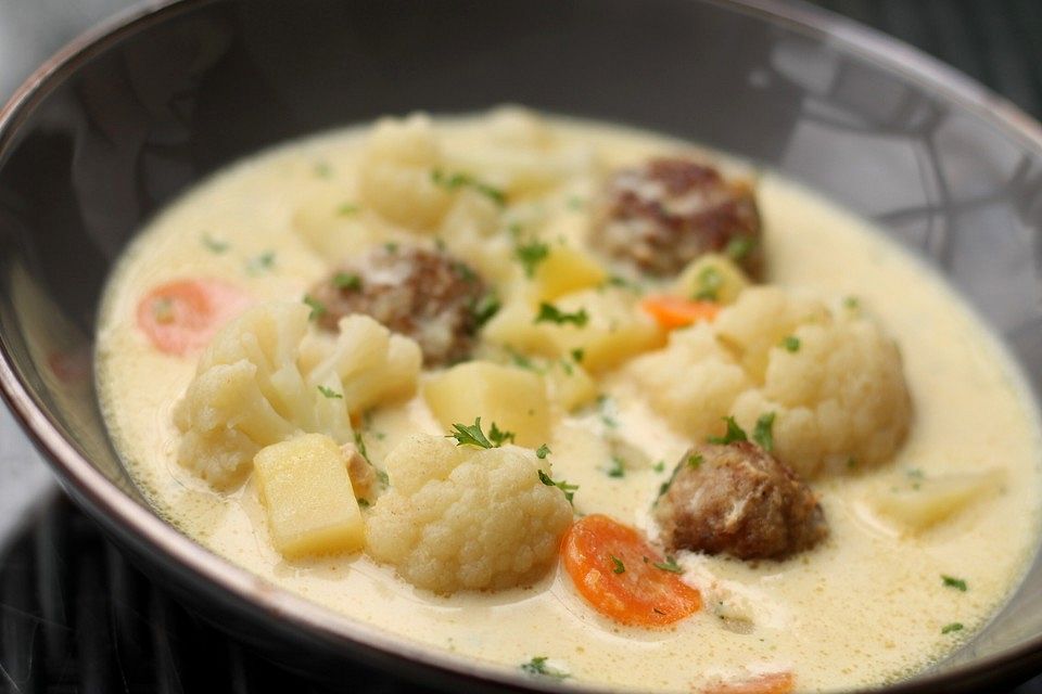 Blumenkohl-Käsesuppe mit Hackfleischbällchen