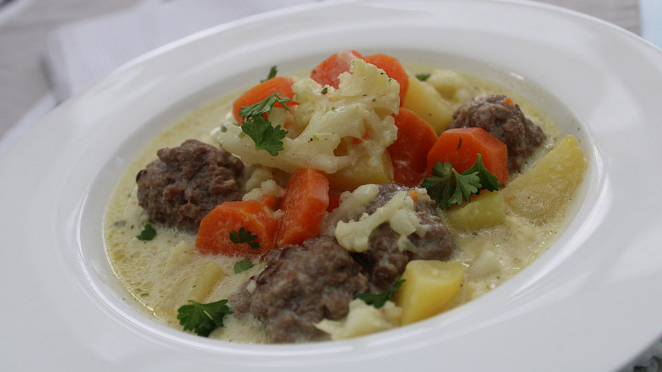 Blumenkohl-Käsesuppe mit Hackfleischbällchen von eisbobby