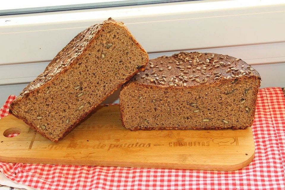 Dinkel-Weizen-Reismehl-Vollkornbrot aus dem Bräter mit Sauerteig und Kürbiskernen