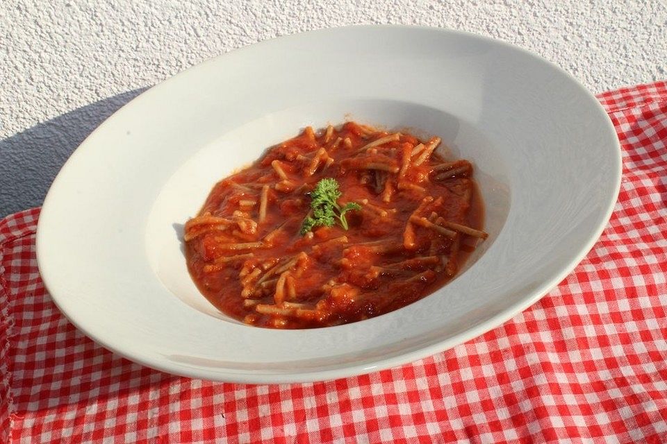 Tomatensuppe mit gebratenen Nudeln