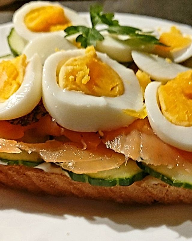 Lachs-Sandwich mit Ei und Gurke