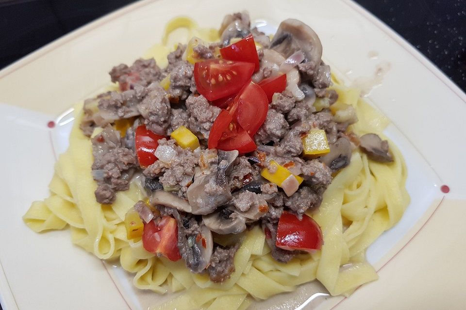 Tagliatelle mit Hackfleisch und Gemüse