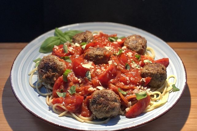 Italienische Hackfleischbällchen mit Nudeln in Tomatensauce von zuiko ...