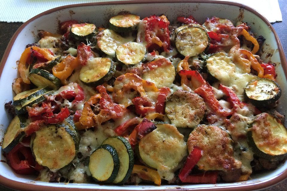 Hackauflauf mit Paprika und Zucchini