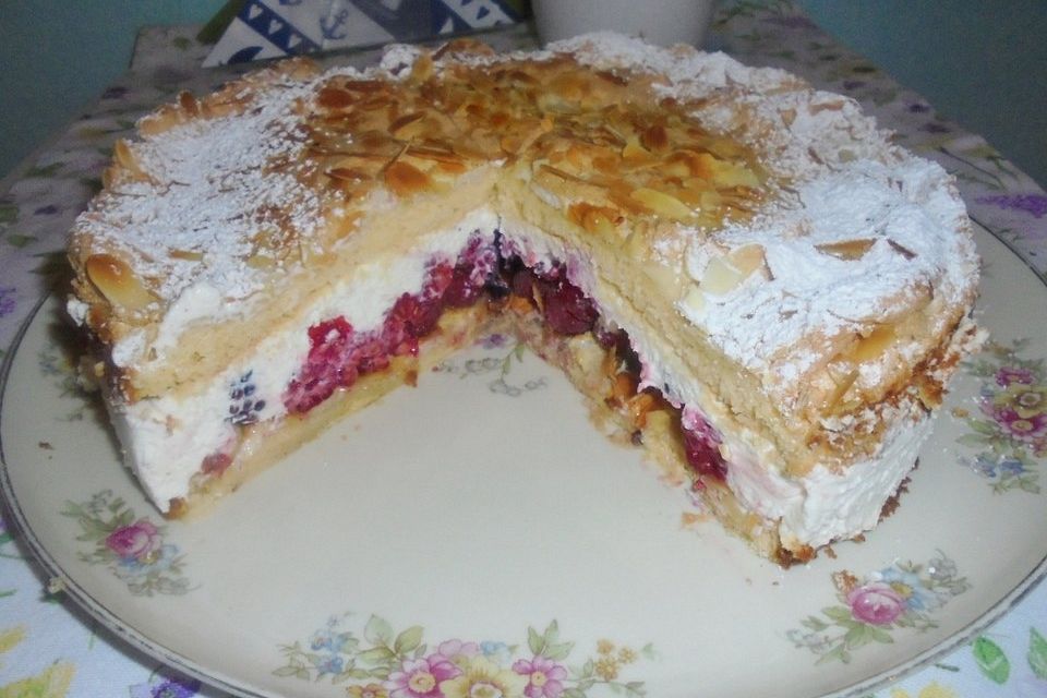 Mandel-Baiser-Torte mit Himbeeren und Brombeeren