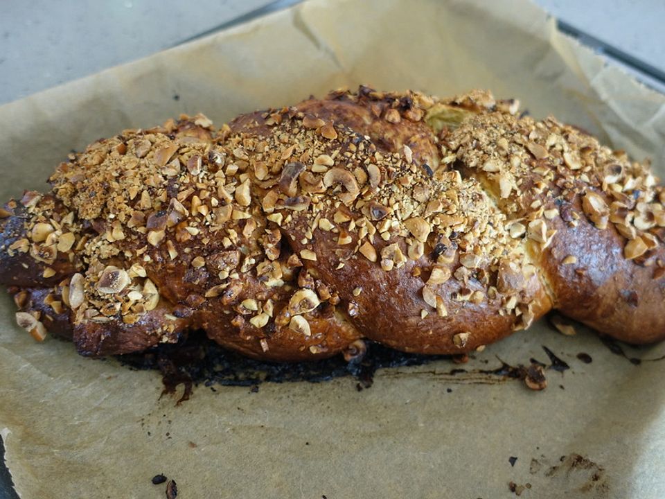 Hefezopf mit Nougat und Haselnüssen von hefide| Chefkoch
