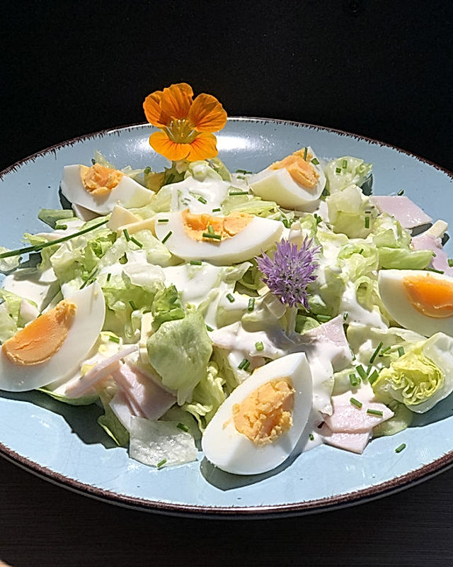 Eisbergsalat mit Gurke, Schinken, Käse und Ei an Joghurt-Knoblauchdressing