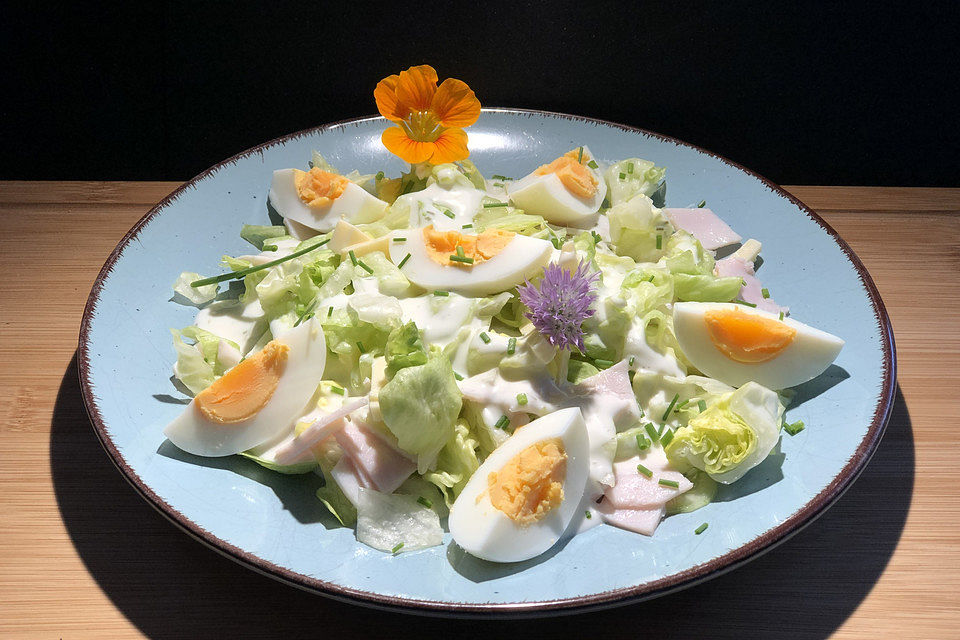 Eisbergsalat mit Gurke, Schinken, Käse und Ei an Joghurt-Knoblauchdressing