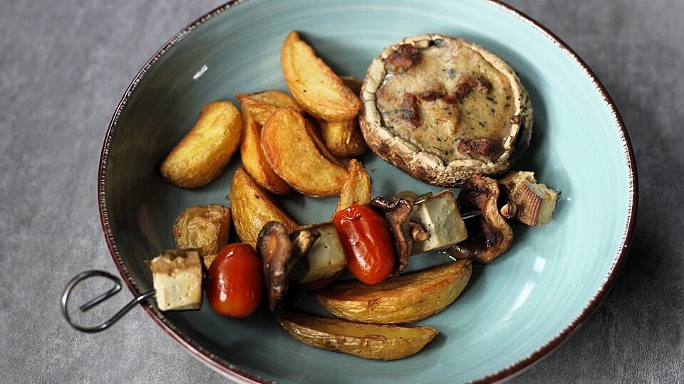Asiatische-Tofu-Gem-se-Spie-e-mit-gef-llten-Portobello-Pilzen-und-Ofenkartoffeln
