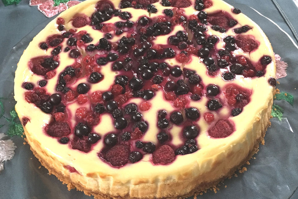 Käsekuchen mit Beeren und Keksboden