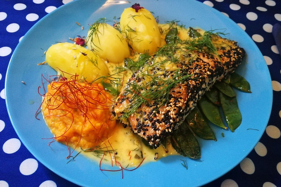 Lachs im Sesammantel mit Zuckerschoten, Karottenpüree und Orangen-Sahne-Soße