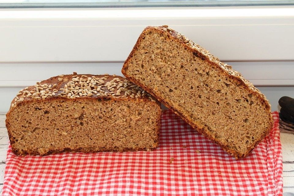 Dinkel-Weizen-Vollkorn-Sauerteig-Brot mit Kichererbsenmehl und Sonnenblumenkernen aus dem Bräter