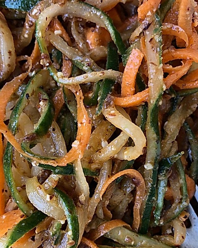 Schneller, einfacher Gemüsespaghetti-Salat