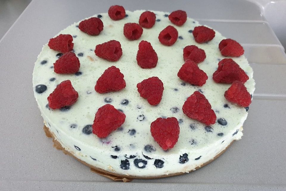 Frischkäse-Schmand-Kuchen mit Blaubeeren und Himbeeren