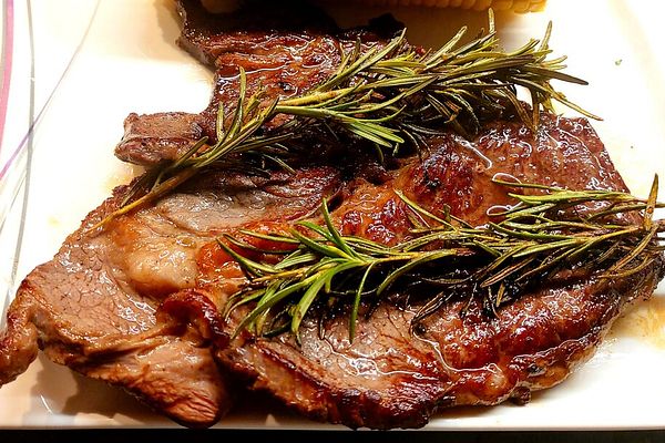 Sous Vide gegarte Rindersteaks mit Butter-Rosmarin-Marinade von ...