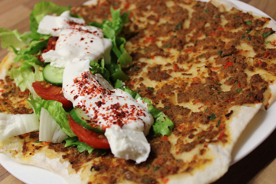 Türkisches Lahmacun aus dem Ofen