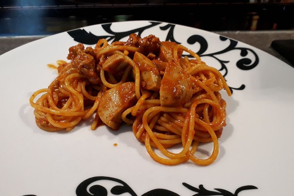 Bolognese-Currywurst mit Spaghetti