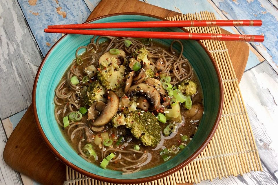 Misosuppe mit Sobanudeln, Pilzen  und Brokkoli