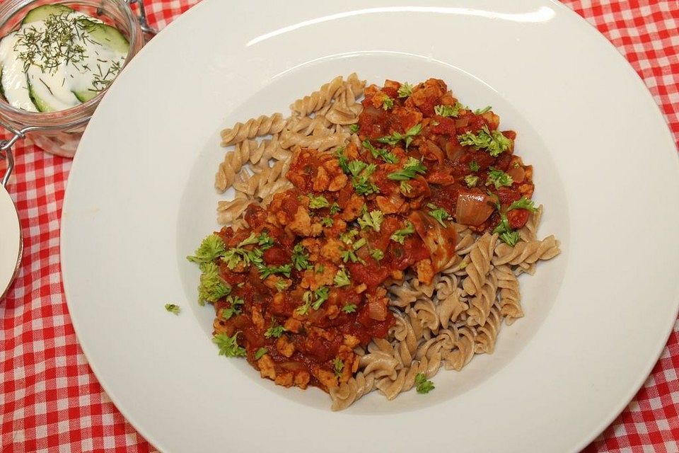 Dinkel-Fusilli mit Bolognese und Gurkensalat