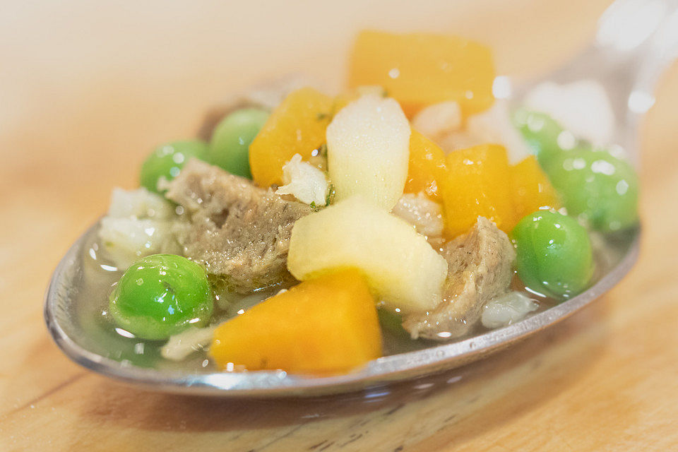 Vegane Gemüsesuppe mit Hack-Ersatzbällchen