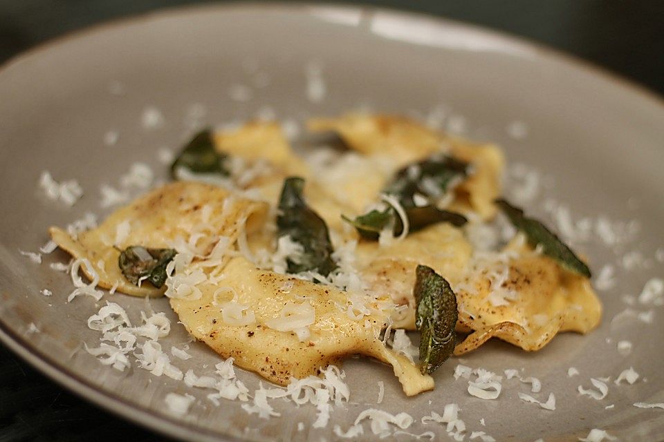 Pasta mit brauner Butter, Parmesan und knusprigen Salbeiblättern