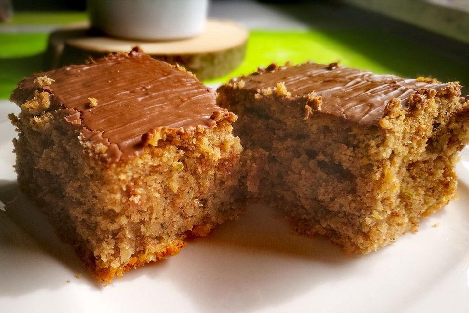 Zucchini-Nuss-Kuchen mit Schokolade