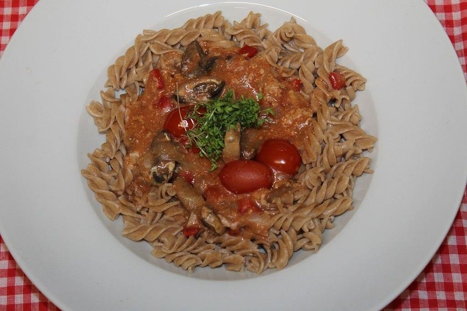 Nudeln mit Tomaten-Pilz-Sauce für Katha