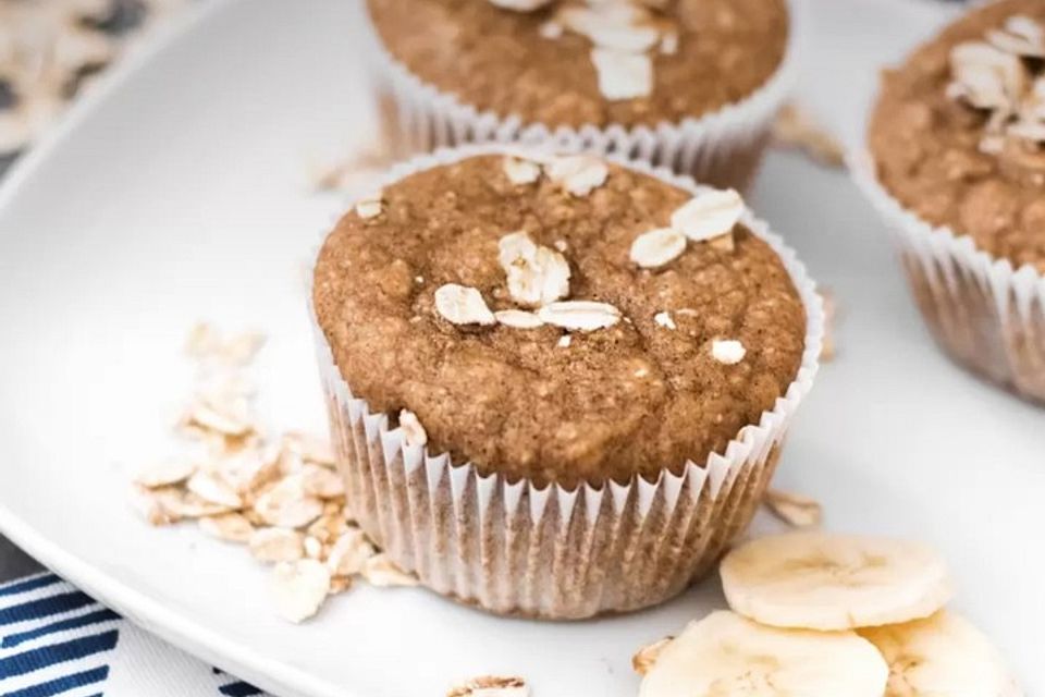 Frühstücksmuffins mit Haferflocken und Banane