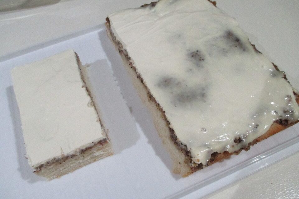 Rahmkuchen vom Blech mit geriebenen Haselnüssen