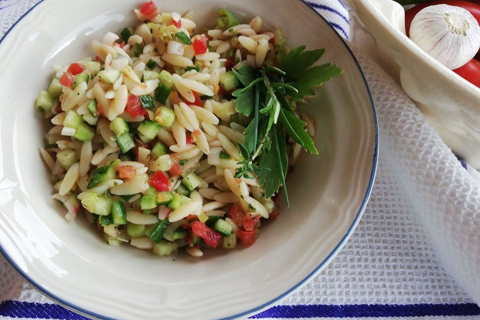 Kritharaki-Tomaten-Gurken-Salat