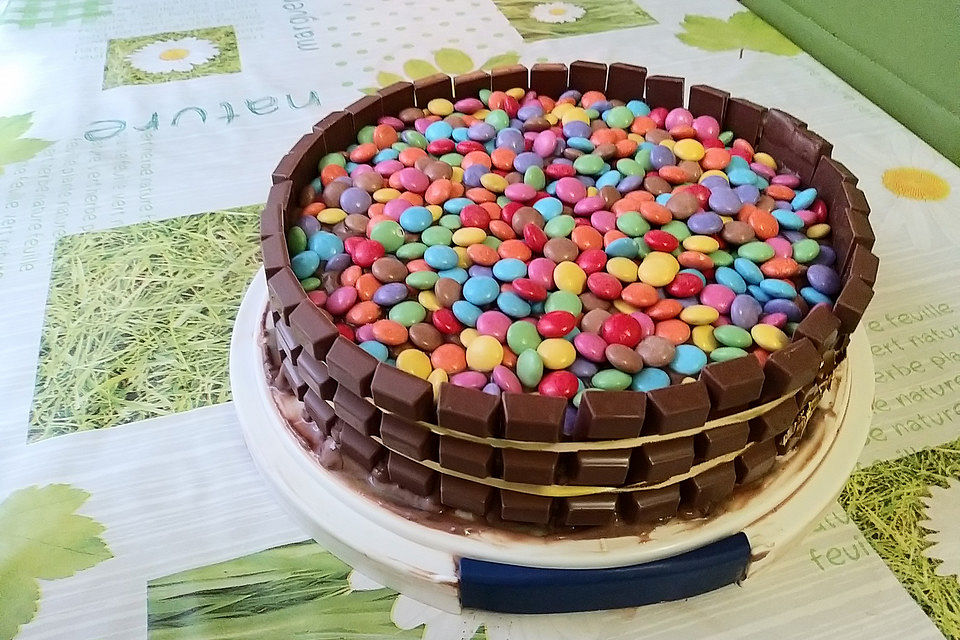 Schokoladentorte mit Smarties und Kinderschokolade