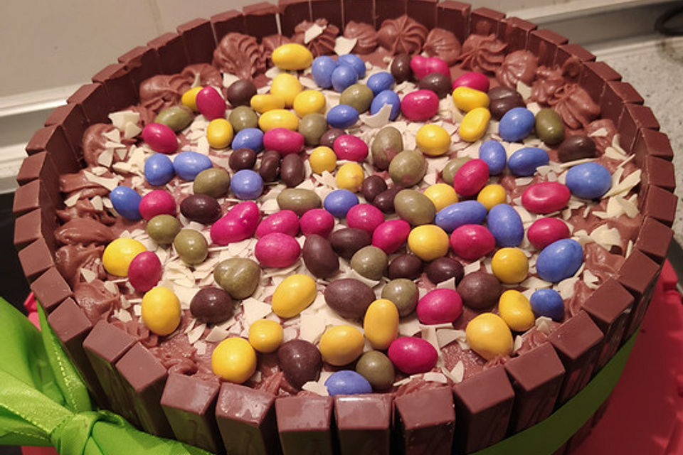 Schokoladentorte mit Smarties und Kinderschokolade