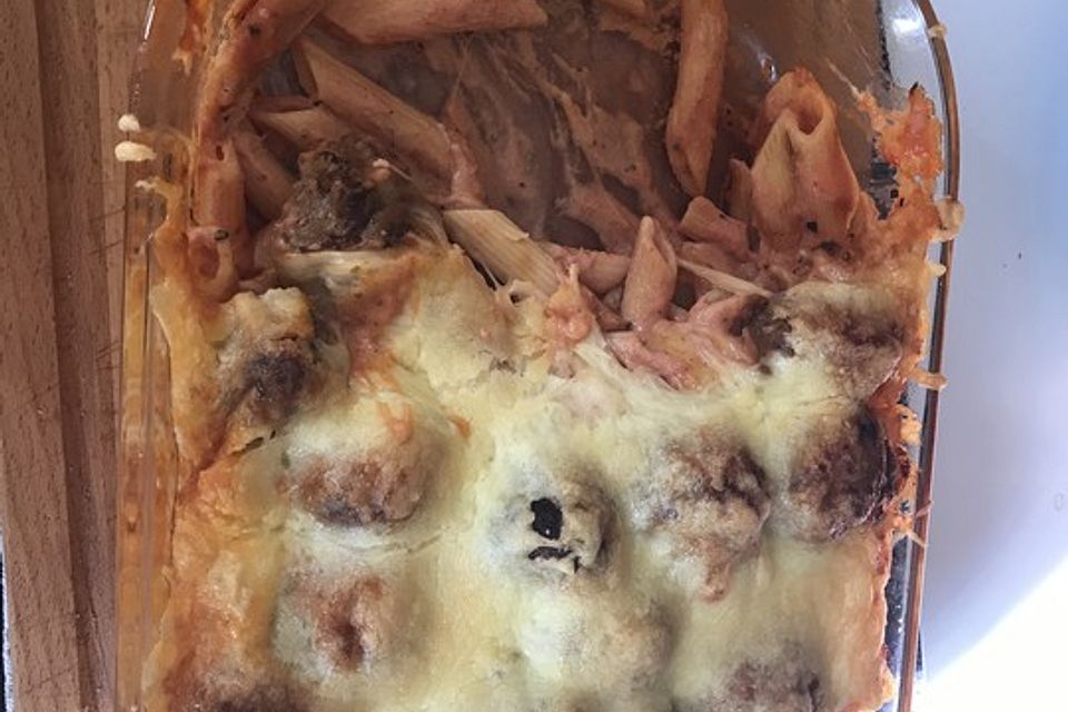 Penne-Hackbällchen-Auflauf mit einer Joghurt-Tomatensoße