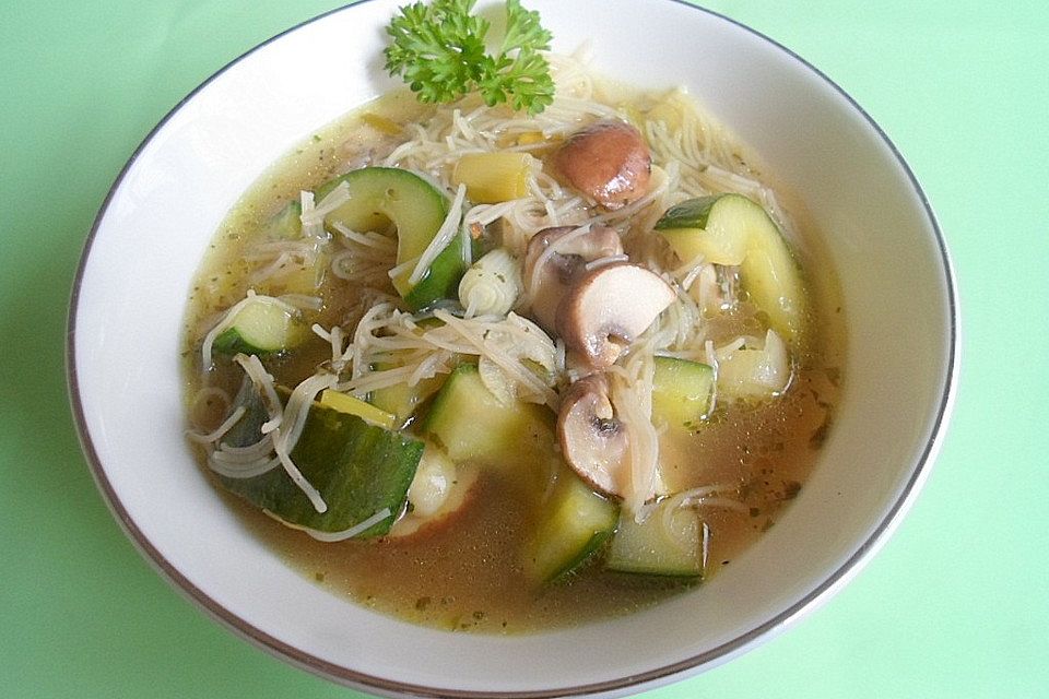 Chinesische Pilz - Nudel - Suppe