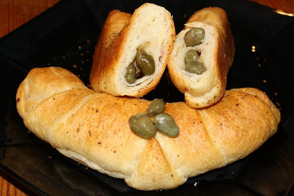 Croissants mit Zwiebelmett und Kapern