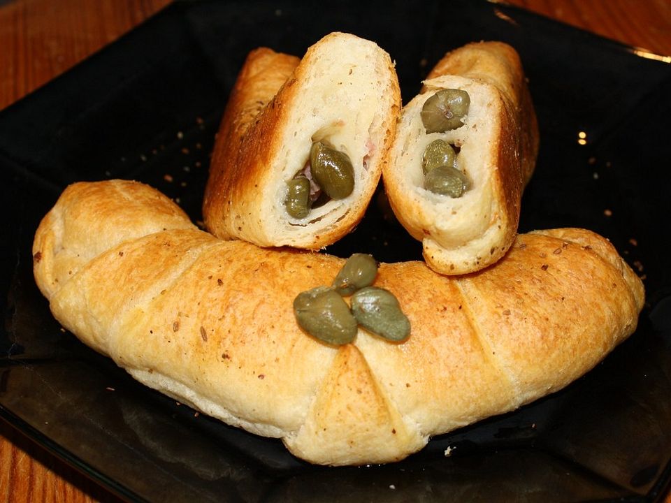 Croissants mit Zwiebelmett und Kapern von Klaumix| Chefkoch
