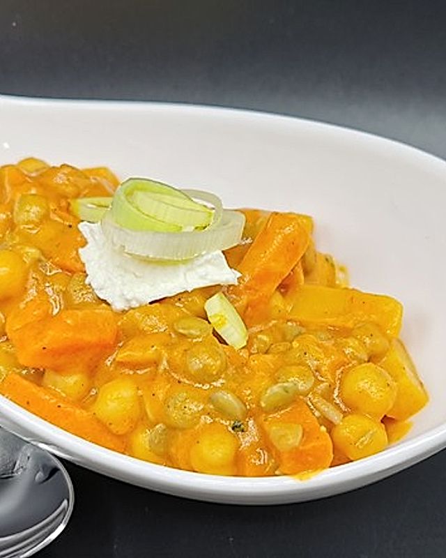 Rotes Curry mit Kichererbsen und Spinat