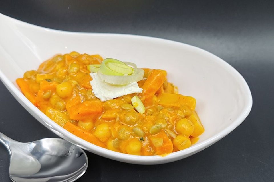 Rotes Curry mit Kichererbsen und Spinat