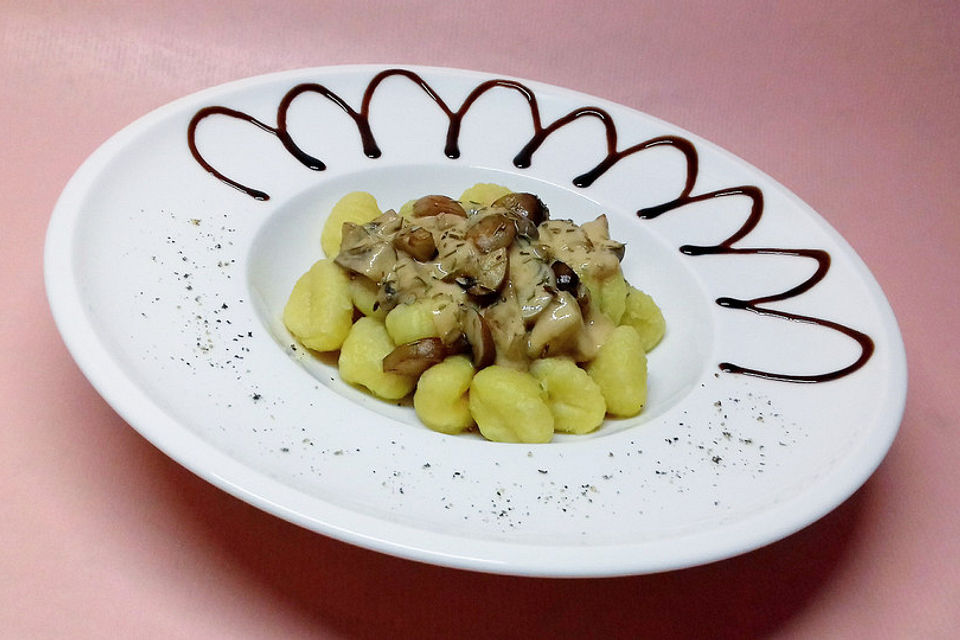 Einfache Rahmchampignons zu Gnocchi oder Nudeln