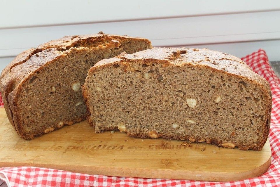 Cashew-Dinkel-Weizen-Sauerteigvollkornbrot aus dem Bräter