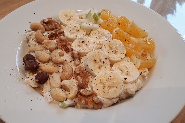 Frischkornbrei mit Vanillejoghurt, Äpfeln und Nüssen von ...