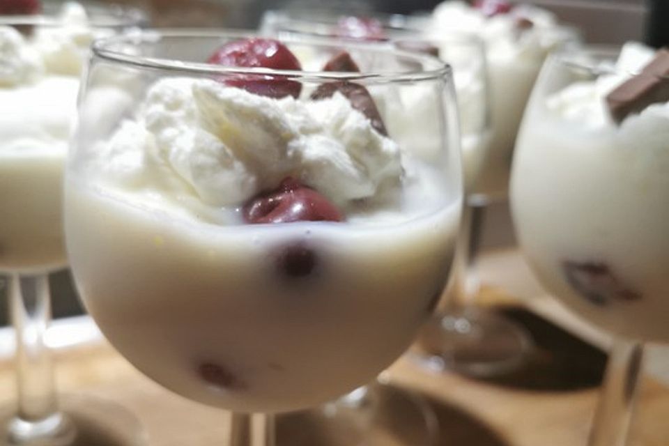 Vanillepudding-Haferflocken mit heißen Kirschen