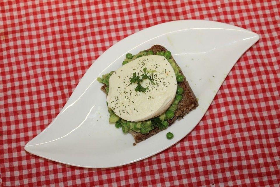 Körnerbrot mit Erbsen-Avocado-Aufstrich und Mozzarella