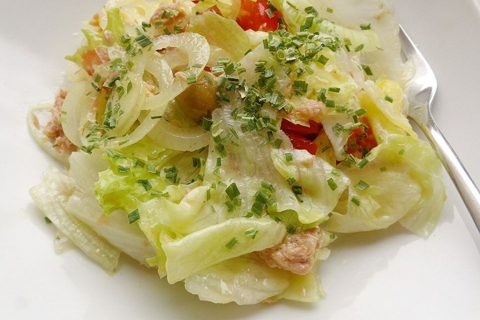 Grüner Salat mit Thunfisch, Tomaten und Oliven