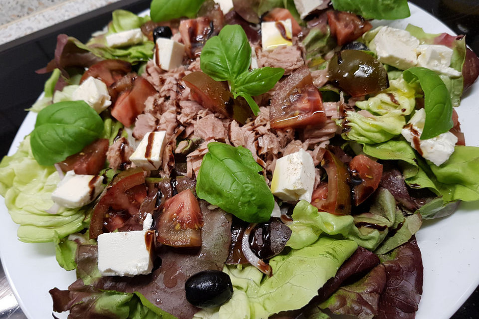 Grüner Salat mit Thunfisch, Tomaten und Oliven