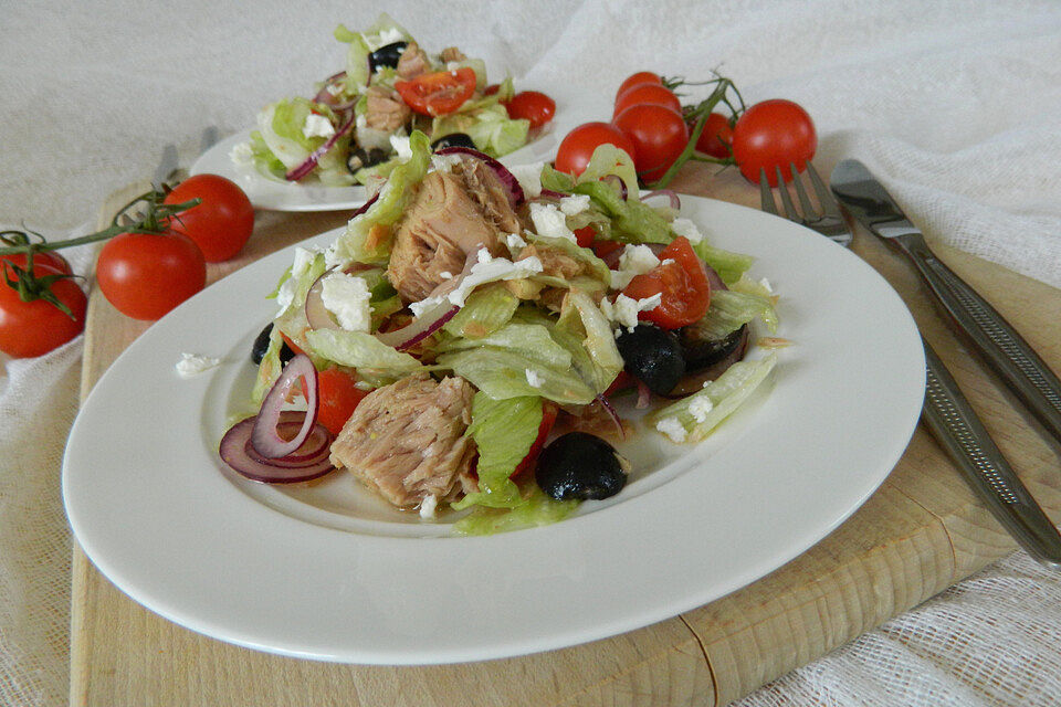 Grüner Salat mit Thunfisch, Tomaten und Oliven